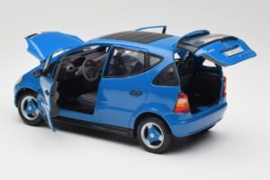 Mercedes A-Class W168 Blu Chiaro Maisto 1:18 37800-M5 Pressofusione — immagine 5 di 8