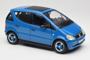 Mercedes A-Class W168 Blu Chiaro Maisto 1:18 37800-M5 Pressofusione — immagine 6 di 8
