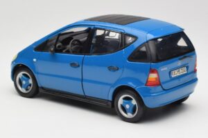 Mercedes A-Class W168 Blu Chiaro Maisto 1:18 37800-M5 Pressofusione — immagine 7 di 8