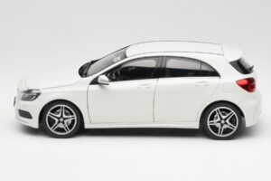 Mercedes A-Class W176 Cirrus Bianco Norev 1:18 B66960126 Pressofusione — immagine 4 di 8