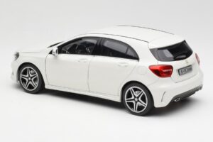 Mercedes A-Class W176 Cirrus Bianco Norev 1:18 B66960126 Pressofusione — immagine 7 di 8