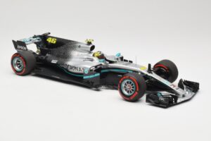 Mercedes AMG Petronas W08 V. Rossi Ride Swap Valencia December 2019 Minichamps 1:18 110191746 Pressofusione — immagine 4 di 6