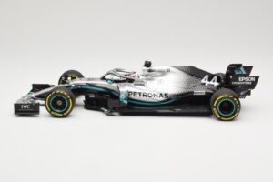Mercedes AMG Petronas W10 #44 L. Hamilton F1 World Champion Dealer Edition 2019 Minichamps 1:18 B66960567 Pressofusione — immagine 3 di 7