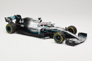 Mercedes AMG Petronas W10 #44 L. Hamilton F1 World Champion Dealer Edition 2019 Minichamps 1:18 B66960567 Pressofusione — immagine 4 di 7