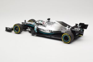 Mercedes AMG Petronas W10 #44 L. Hamilton F1 World Champion Dealer Edition 2019 Minichamps 1:18 B66960567 Pressofusione — immagine 5 di 7