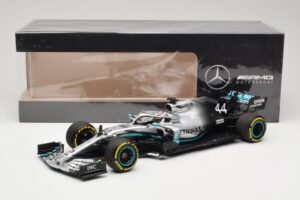 Mercedes AMG Petronas W10 #44 L. Hamilton F1 World Champion Dealer Edition 2019 Minichamps 1:18 B66960567 Pressofusione — immagine 7 di 7