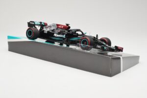Mercedes AMG Petronas W12 E Performance #44 L. Hamilton Bahrain GP 2021 Minichamps 1:18 113210144 Pressofusione — immagine 4 di 6