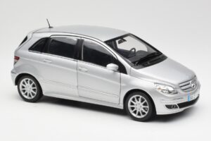 Mercedes B-Class W245 Argento Kyosho 1:18 B66962326 Pressofusione — immagine 6 di 8