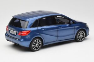 Mercedes B-Class W246 Lotus Blu Metallizzato Norev 1:18 B66961410 Pressofusione — immagine 3 di 8