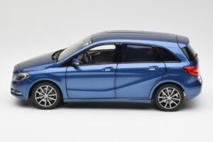 Mercedes B-Class W246 Lotus Blu Metallizzato Norev 1:18 B66961410 Pressofusione — immagine 4 di 8