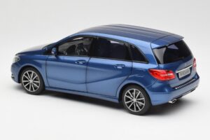 Mercedes B-Class W246 Lotus Blu Metallizzato Norev 1:18 B66961410 Pressofusione — immagine 7 di 8