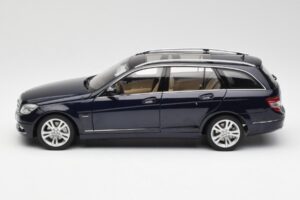 Mercedes C-Class S204 T-Modell Tanzanite Blu AUTOart 1:18 B66962352 Pressofusione — immagine 4 di 8