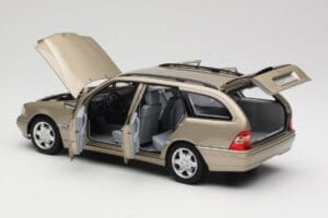 Mercedes C-Class T-Model W202 Smoke Silver Norev 1:18 183388 Pressofusione — immagine 4 di 8