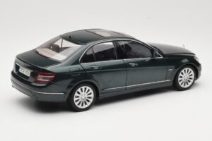 Mercedes C-Class W204 Avantgarde Verde Scuro AUTOart 1:18 B66962366 Pressofusione — immagine 2 di 8