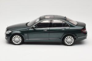 Mercedes C-Class W204 Avantgarde Verde Scuro AUTOart 1:18 B66962366 Pressofusione — immagine 4 di 8