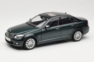 Mercedes C-Class W204 Avantgarde Verde Scuro AUTOart 1:18 B66962366 Pressofusione
