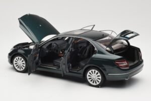 Mercedes C-Class W204 Avantgarde Verde Scuro AUTOart 1:18 B66962366 Pressofusione — immagine 5 di 8