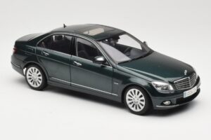 Mercedes C-Class W204 Avantgarde Verde Scuro AUTOart 1:18 B66962366 Pressofusione — immagine 6 di 8