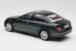 Mercedes C-Class W204 Avantgarde Verde Scuro AUTOart 1:18 B66962366 Pressofusione — immagine 7 di 8