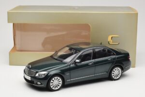 Mercedes C-Class W204 Avantgarde Verde Scuro AUTOart 1:18 B66962366 Pressofusione — immagine 8 di 8