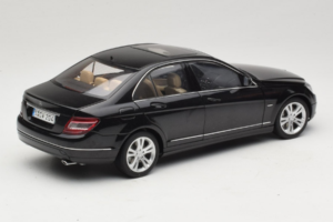 Mercedes C-Class W204 Obsidian Black AUTOart 1:18 B66962367 Pressofusione — immagine 3 di 8