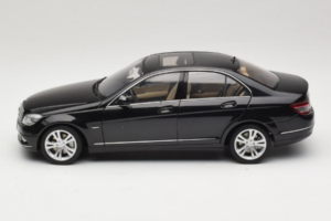 Mercedes C-Class W204 Obsidian Black AUTOart 1:18 B66962367 Pressofusione — immagine 4 di 8
