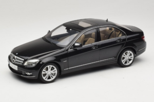 Mercedes C-Class W204 Obsidian Black AUTOart 1:18 B66962367 Pressofusione