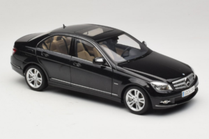 Mercedes C-Class W204 Obsidian Black AUTOart 1:18 B66962367 Pressofusione — immagine 6 di 8