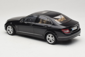Mercedes C-Class W204 Obsidian Black AUTOart 1:18 B66962367 Pressofusione — immagine 7 di 8