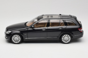 Mercedes C-Class W204 Estate Obsidian Black AUTOart 1:18 B66962349 Pressofusione — immagine 4 di 8