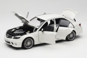 Mercedes AMG C63 W204 Bianco AUTOart 1:18 72674-R1 Pressofusione — immagine 2 di 8