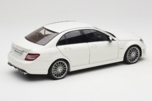 Mercedes AMG C63 W204 Bianco AUTOart 1:18 72674-R1 Pressofusione — immagine 3 di 8