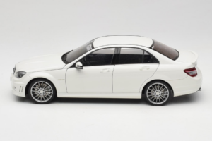Mercedes AMG C63 W204 Bianco AUTOart 1:18 72674-R1 Pressofusione — immagine 4 di 8