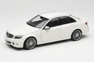 Mercedes AMG C63 W204 Bianco AUTOart 1:18 72674-R1 Pressofusione