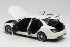 Mercedes AMG C63 W204 Bianco AUTOart 1:18 72674-R1 Pressofusione — immagine 5 di 8