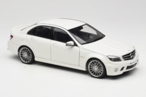 Mercedes AMG C63 W204 Bianco AUTOart 1:18 72674-R1 Pressofusione — immagine 6 di 8