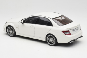 Mercedes AMG C63 W204 Bianco AUTOart 1:18 72674-R1 Pressofusione — immagine 7 di 8