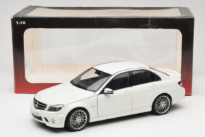 Mercedes AMG C63 W204 Bianco AUTOart 1:18 72674-R1 Pressofusione — immagine 8 di 8