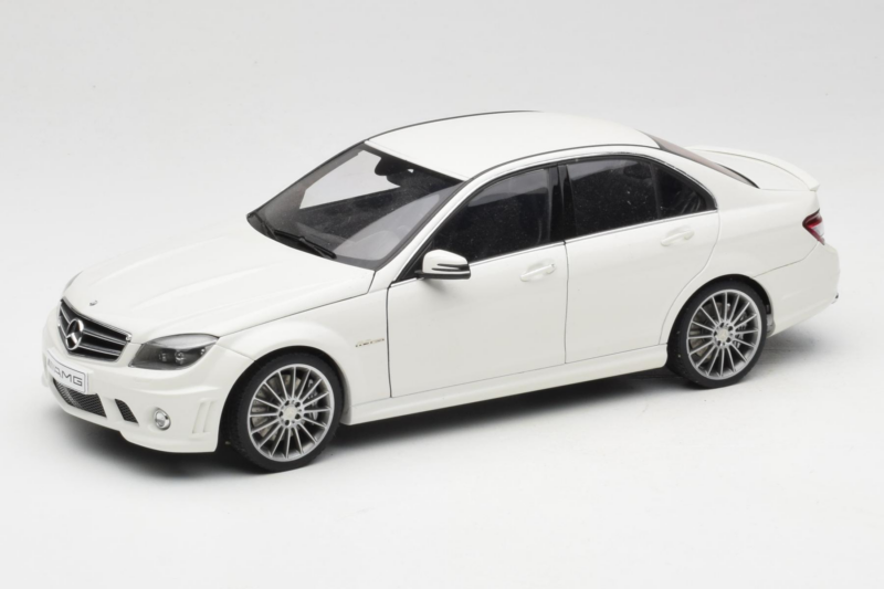 Mercedes AMG C63 W204 Bianco AUTOart 1:18 72674-R1 Pressofusione
