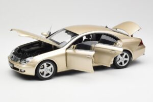 Mercedes CLS C219 Beige Chiaro Oro Kyosho 1:18 08401LBE Pressofusione — immagine 2 di 8