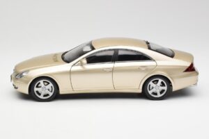 Mercedes CLS C219 Beige Chiaro Oro Kyosho 1:18 08401LBE Pressofusione — immagine 4 di 8