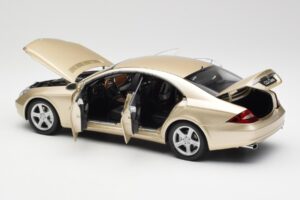 Mercedes CLS C219 Beige Chiaro Oro Kyosho 1:18 08401LBE Pressofusione — immagine 5 di 8