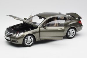 Mercedes E-Class Coupe C207 Titanite Grigio Metallizzato Minichamps 1:18 B66962419 Pressofusione — immagine 2 di 8
