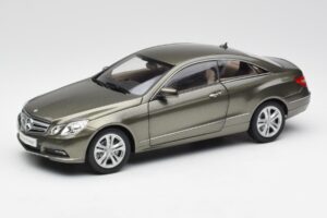Mercedes E-Class Coupe C207 Titanite Grigio Metallizzato Minichamps 1:18 B66962419 Pressofusione
