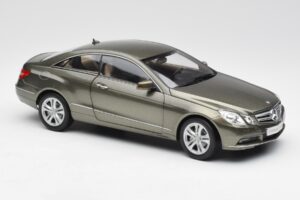 Mercedes E-Class Coupe C207 Titanite Grigio Metallizzato Minichamps 1:18 B66962419 Pressofusione — immagine 6 di 8