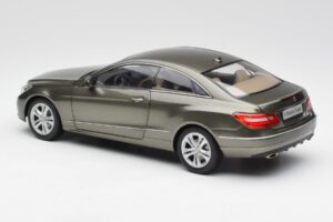 Mercedes E-Class Coupe C207 Titanite Grigio Metallizzato Minichamps 1:18 B66962419 Pressofusione — immagine 7 di 8