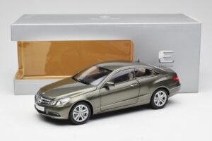 Mercedes E-Class Coupe C207 Titanite Grigio Metallizzato Minichamps 1:18 B66962419 Pressofusione — immagine 8 di 8