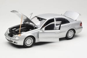 Mercedes E-Class W211 Argento Kyosho 1:18 B66962146 Pressofusione — immagine 2 di 8