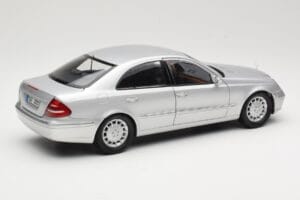 Mercedes E-Class W211 Argento Kyosho 1:18 B66962146 Pressofusione — immagine 3 di 8