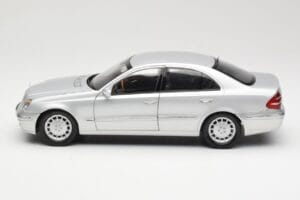 Mercedes E-Class W211 Argento Kyosho 1:18 B66962146 Pressofusione — immagine 4 di 8